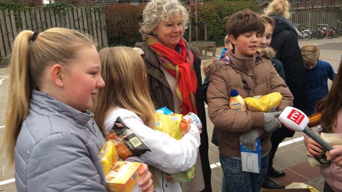 Het startschot van de voedselbankactie werd gegeven op de Theo Thijssensschool in Assen (Rechten: RTV Drenthe)