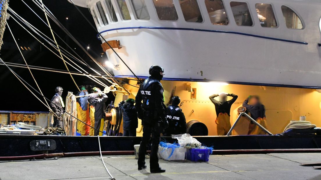 Politie controleert bij vismijn in Vlissingen op ondermaatse vis