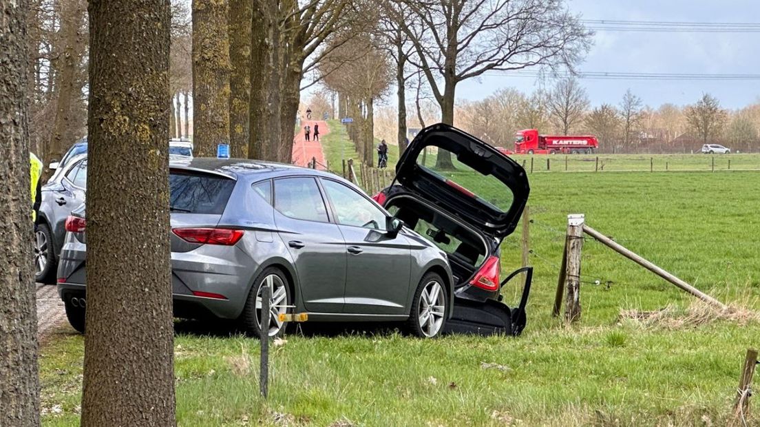 Auto van de weg in Enschede na achtervolging door politie.,