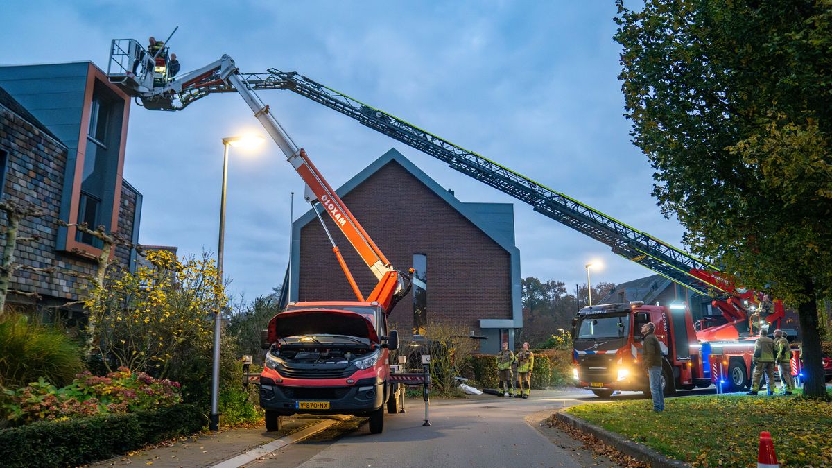 Dakdekker zit vast op dak in Deventer: 'Ik had nog wel even kunnen wachten'
