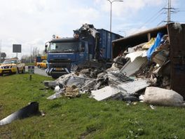 112-nieuws | Vrachtwagen verliest container vol afval