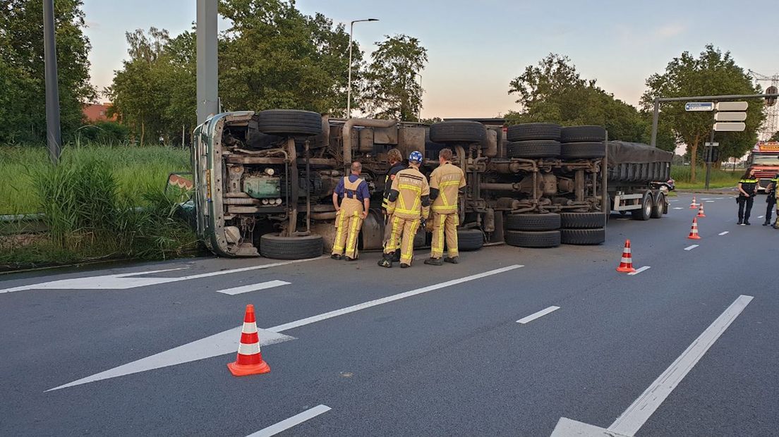 Vrachtwagen gekanteld in Enschede, politie doorzoekt omgeving met speurhonden