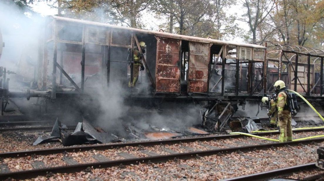 De brandweer kon niet voorkomen dat twee wagons in vlammen opgingen.