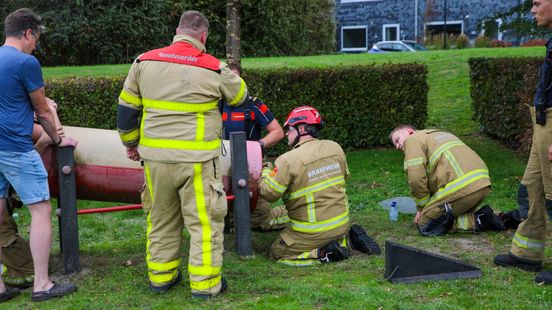 Brandweer bevrijdt meisje • zwaar vuurwerk gevonden