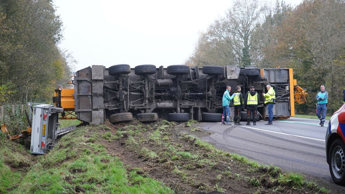 N34 bij Annen dicht door gekantelde kraanwagen