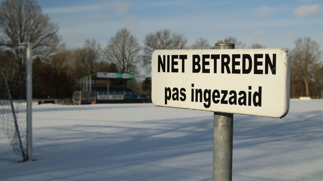 Het sportpark bij de voetbalvereniging Nieuw-Roden ligt er ook wit bij