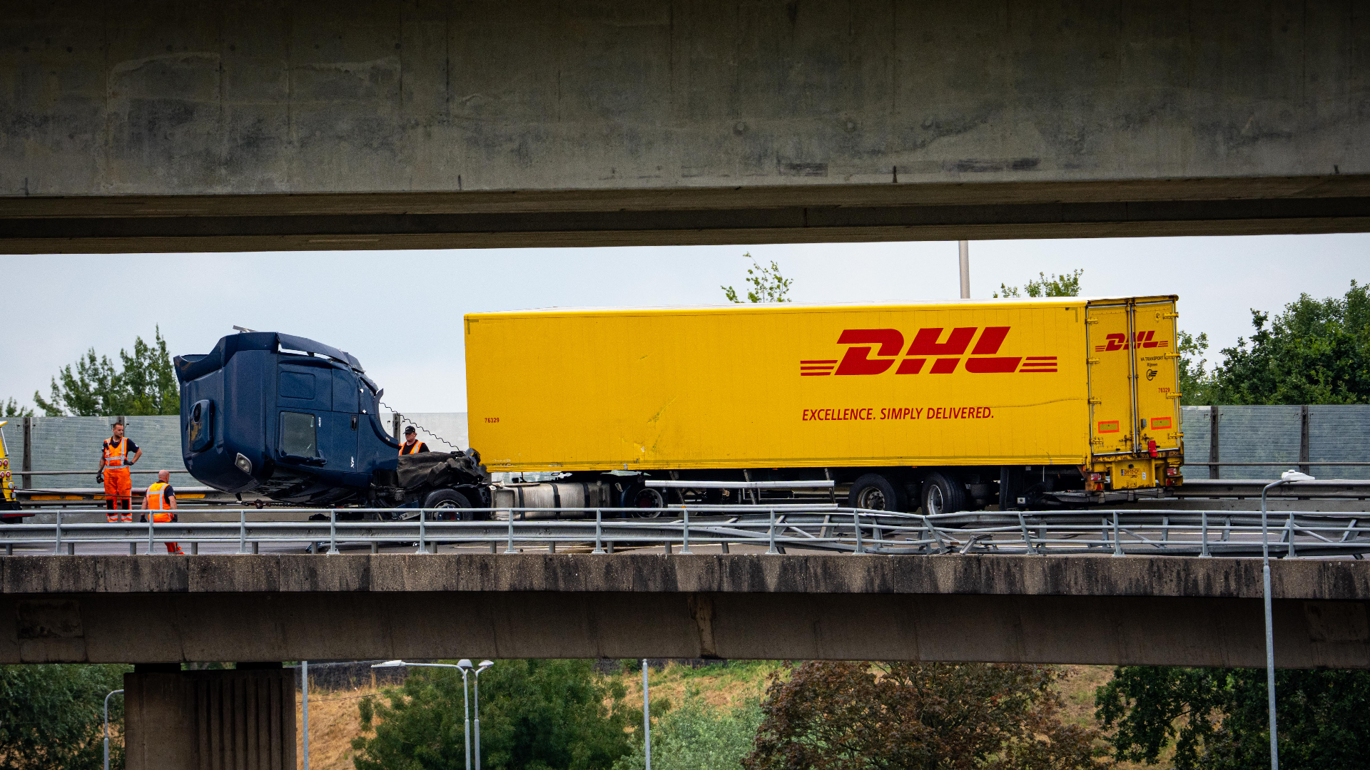De cabine van de vrachtwagen ligt er grotendeels af.