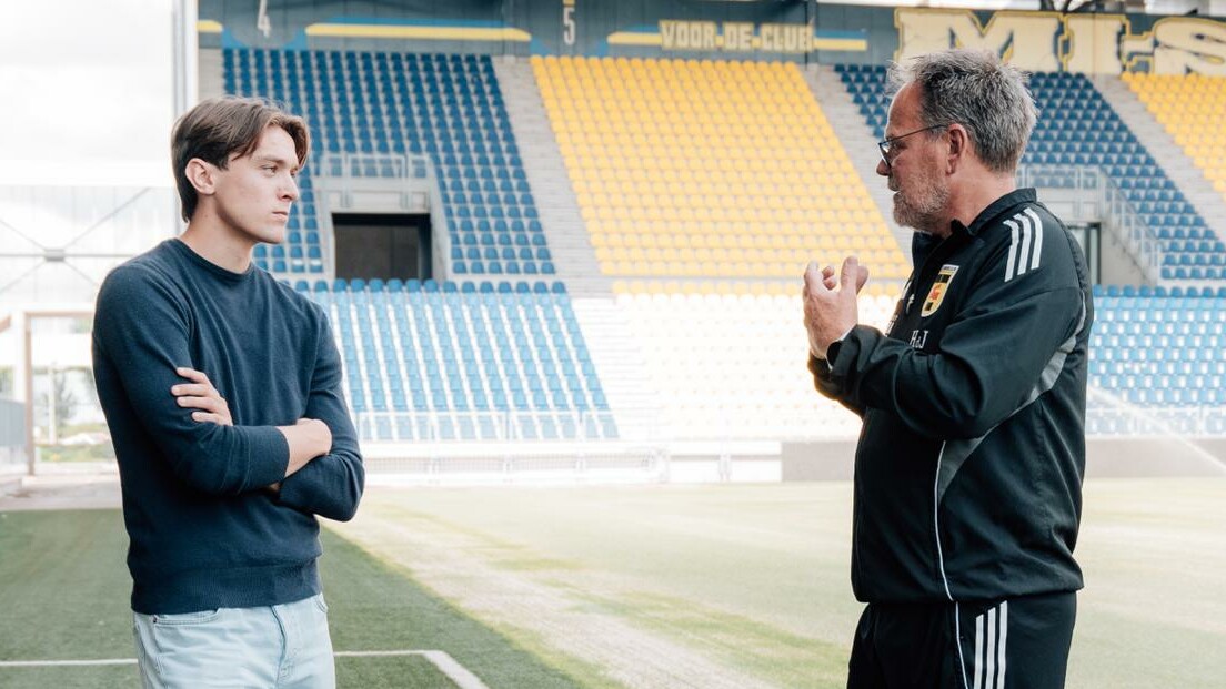 Cambuurtrainer Henk de Jong yn petear mei nijste oanwinst Oscar Sjöstrand