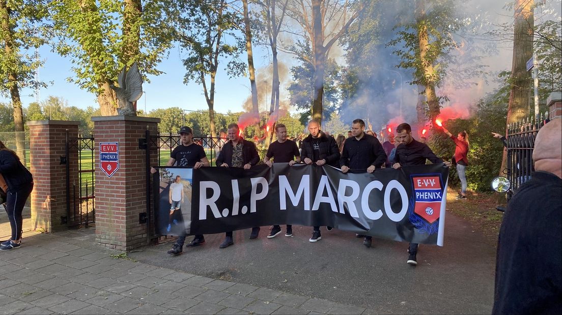 Voetbalclub Phenix herdenkt met stille tocht overleden Marco van der Kolk (26)