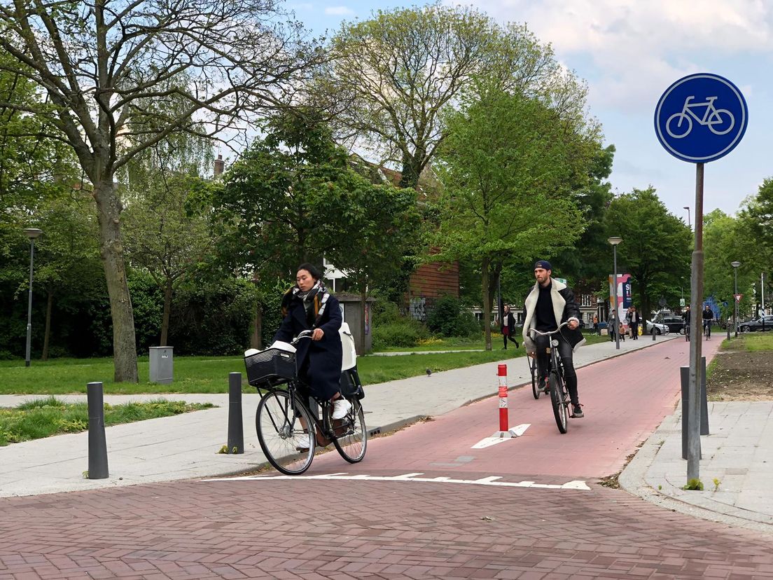 Een fietser moet uitwijken voor het paaltje