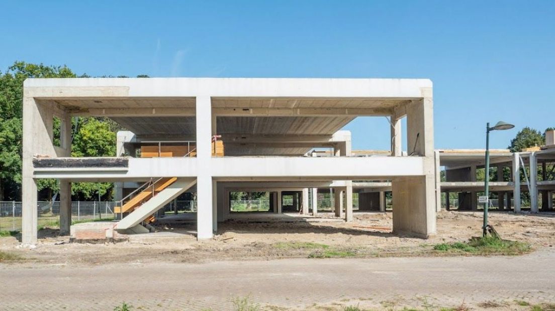 Het karkas van het oude gemeentehuis bleef staan.