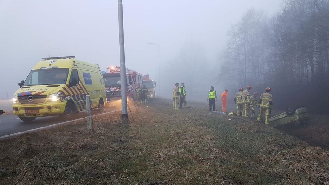 Auto over de kop op de A35