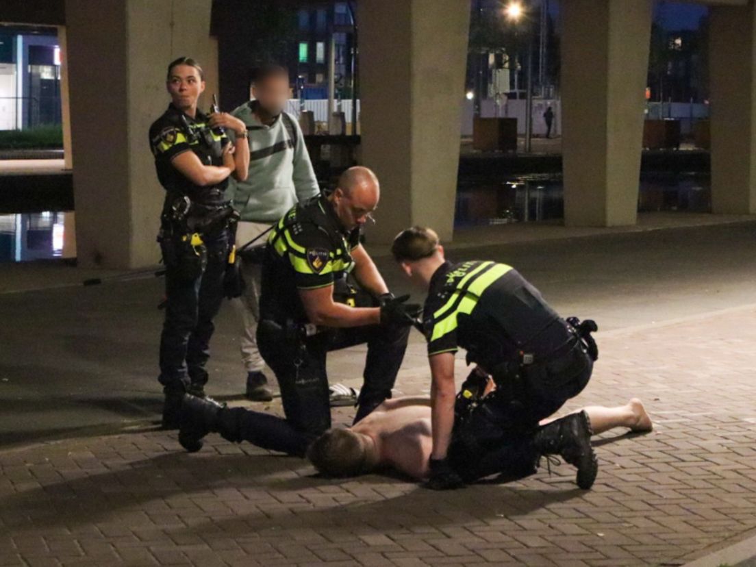 De man ging zelf op de grond liggen toen de politie kwam.