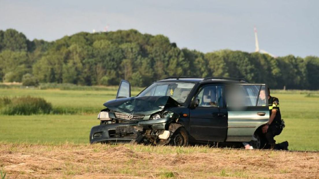 Door de botsing raakten zowel de auto als het bestelbusje beschadigd.