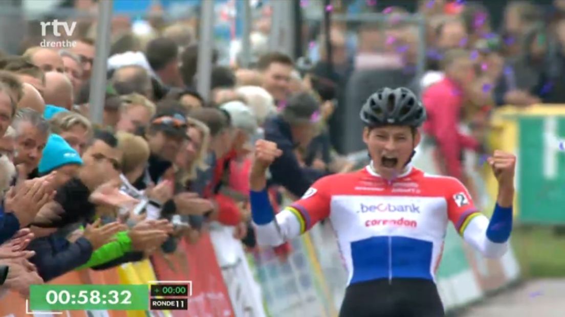 Mathieu van der Poel pakt de overwinning in Gieten (Rechten: RTV Drenthe)