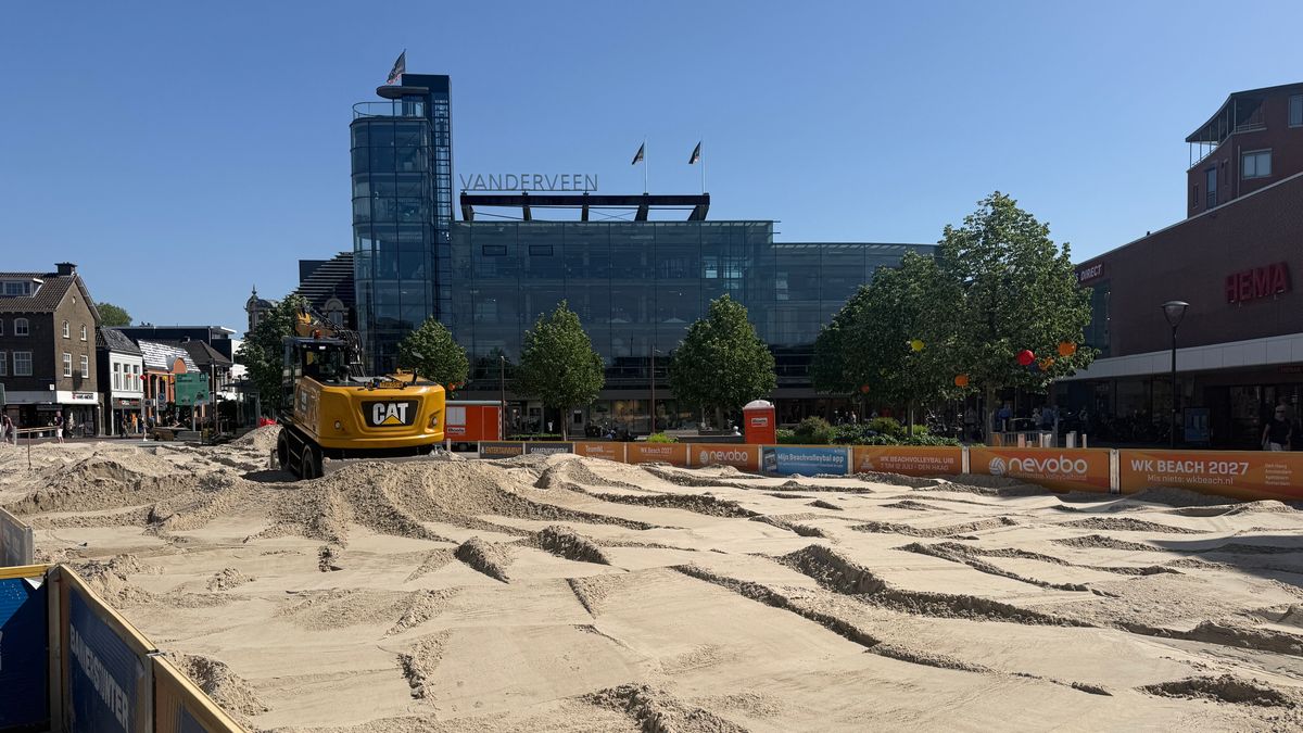 Koopmansplein in Assen verandert weer in grote zandbak voor speciale 'beachweek'