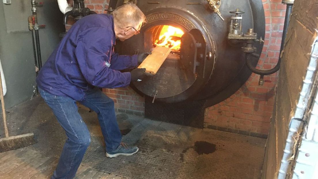 Vrijwilligers stoken het stoomgemaal op