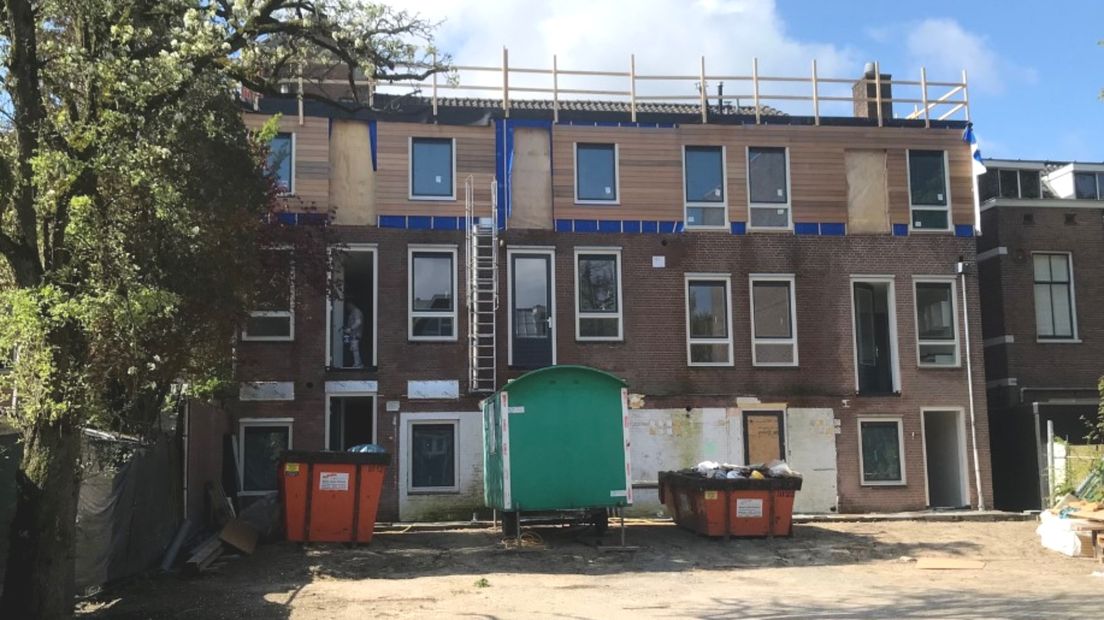 De achterkant van het pand waar gewerkt wordt.