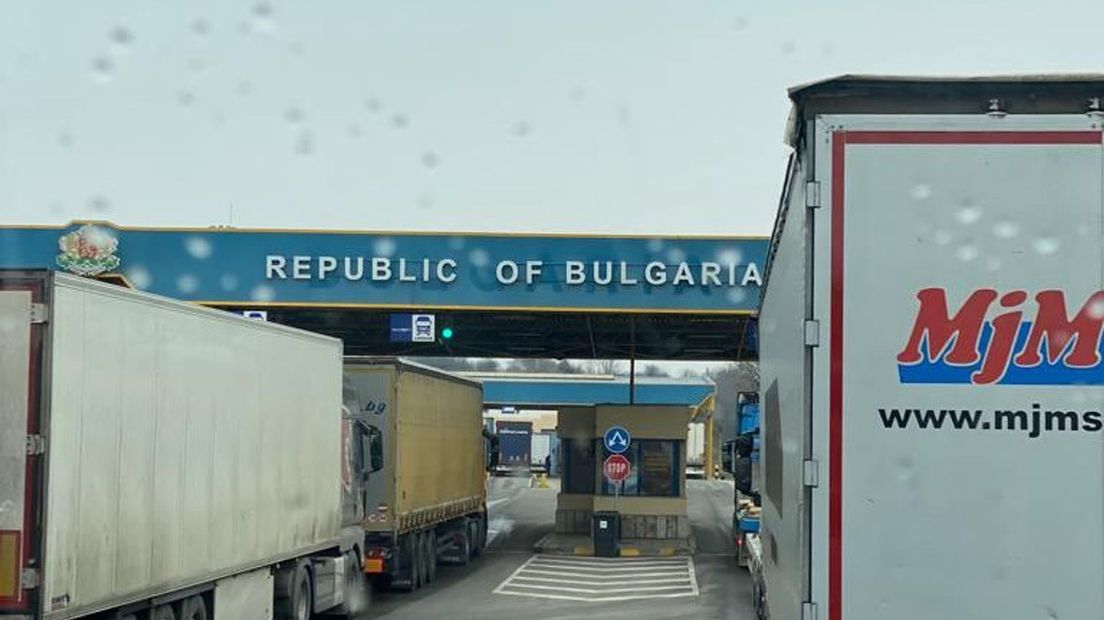 De vrachtwagen met hulpgoederen onderweg in Oost-Europa richting het rampgebied