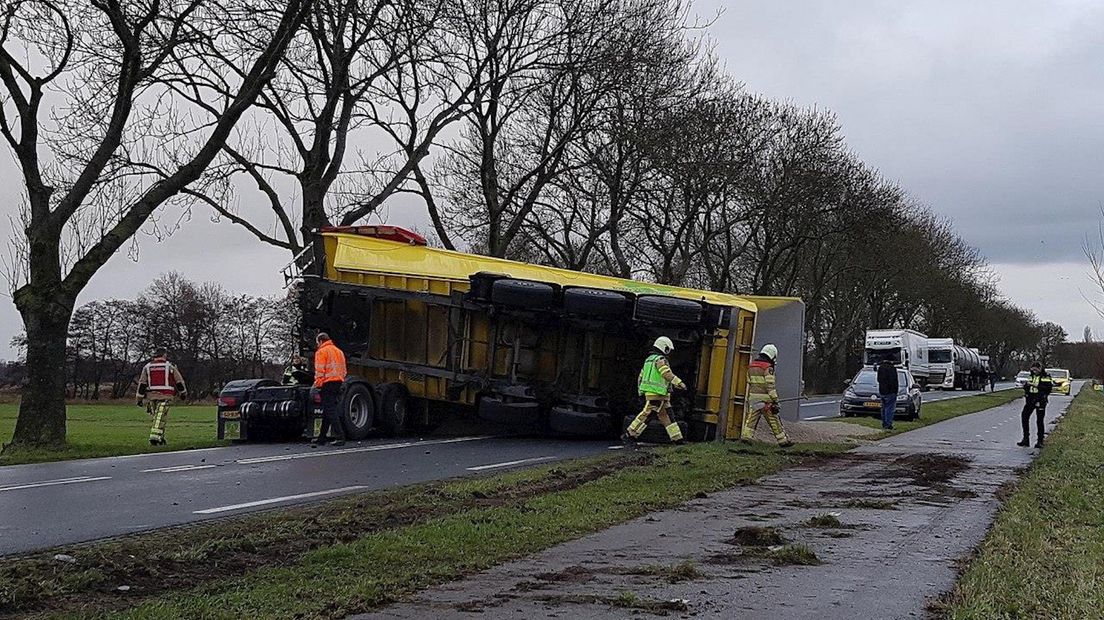 Auto en vrachtwagen botsen op N375