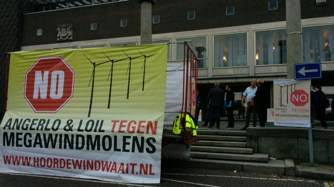 Tientallen mensen hebben woensdag voor het provinciehuis in Arnhem geprotesteerd tegen de plannen voor nieuwe windmolenlocaties.Gelderland moet voor 2020 230,5 MW stroom opwekken uit windenergie.