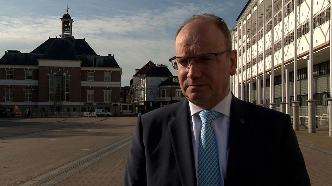 Burgemeester Ton Heerts sluit de huurwoning waar een man werd doodgeschoten.