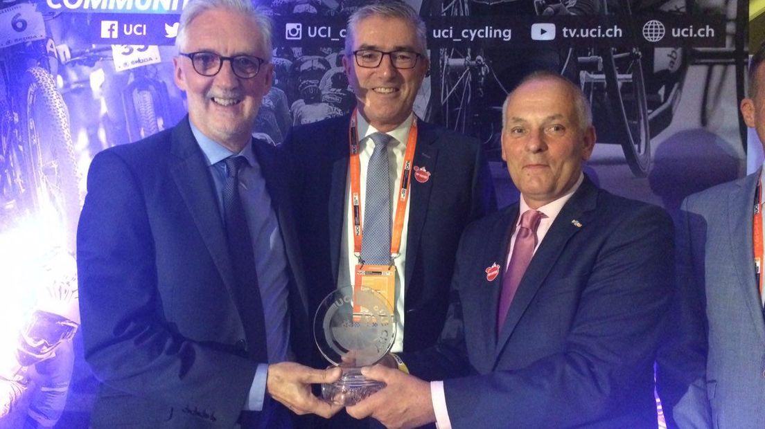 Gedeputeerde Henk Brink ontvangt het label van UCI Bike Region (Rechten: RTV Drenthe/Karin Mulder)