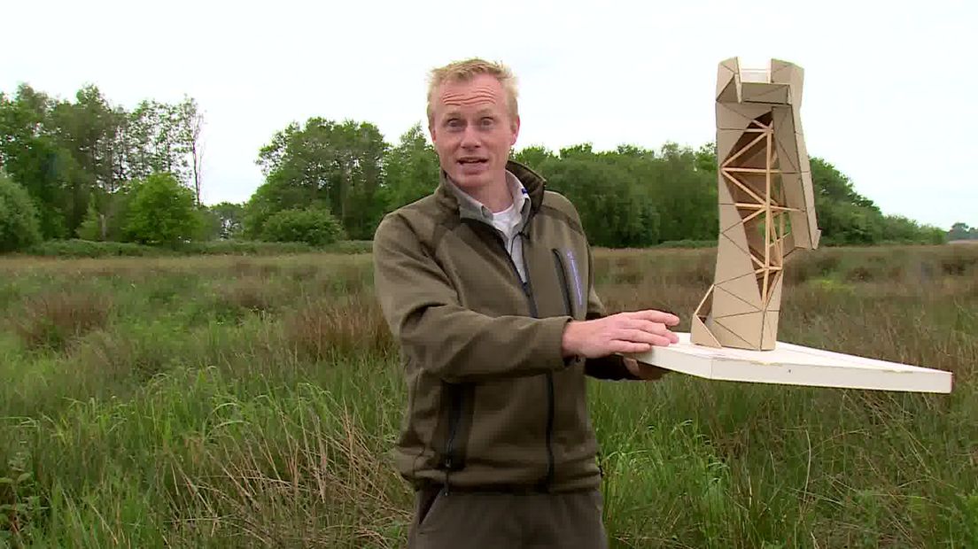 Boswachter Bart Zwiers met een maquette van de uitkijktoren (Rechten: RTV Drenthe/Jeroen Kelderman)
