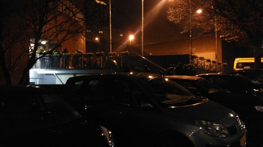 De politie heeft drie bewoners van de noodopvang De Koepel in Arnhem aangehouden. Een bewoner is aangehouden voor vernieling en twee anderen zijn aangehouden voor bedreiging. De politie rukte dinsdagavond massaal uit naar de voormalige gevangenis. Er stonden twintig politieauto's en een ambulance voor De Koepel.