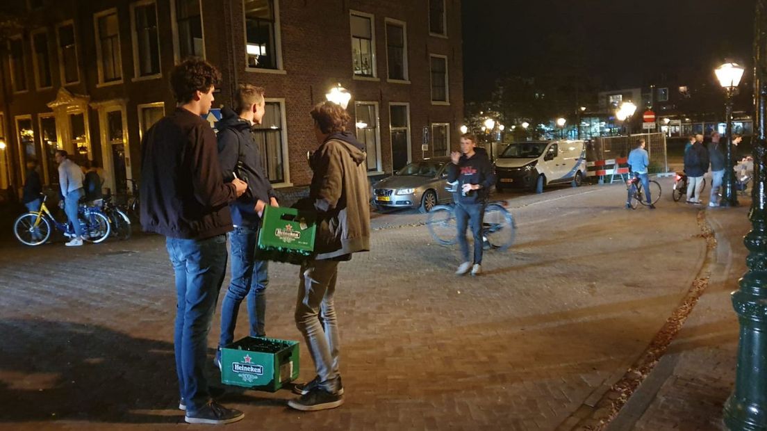 Feestvierders in park Leiden weggestuurd