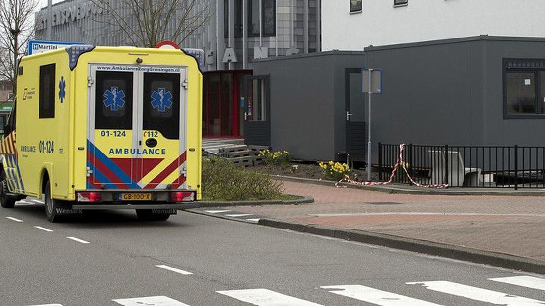 Een ambulance bij het Martini Ziekenhuis