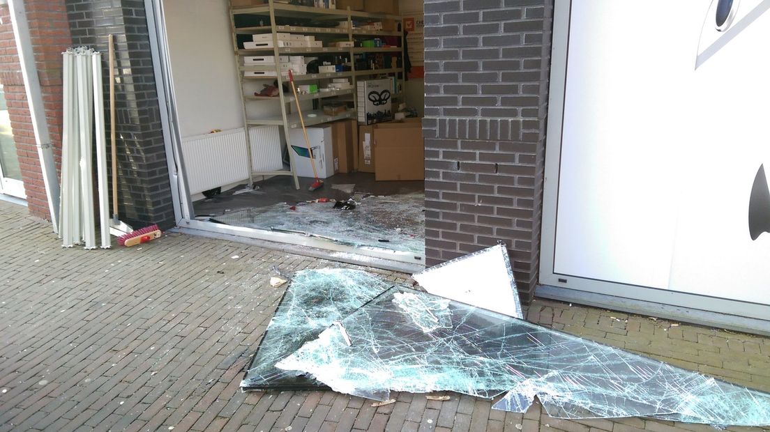 Op een filiaal van iCentre aan de Grotestraat in Ede is in de nacht van zondag op maandag een ramkraak gepleegd.
