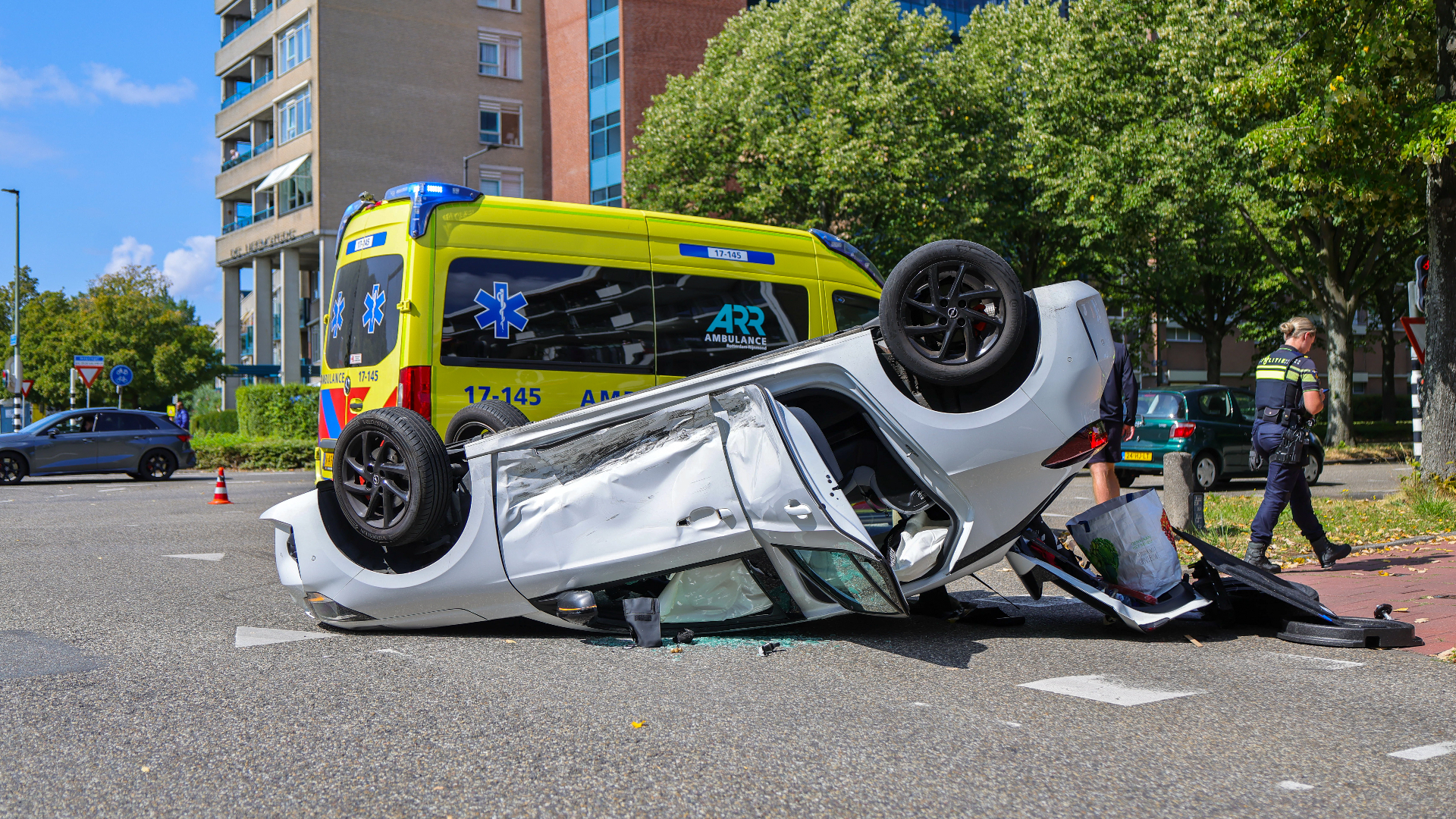 De auto belandde op z'n kop.