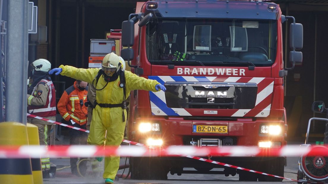 De brandweer heeft de onbekende stof onderzocht. Het zou gaan om zuur. (Rechten: Persbureau Meter)