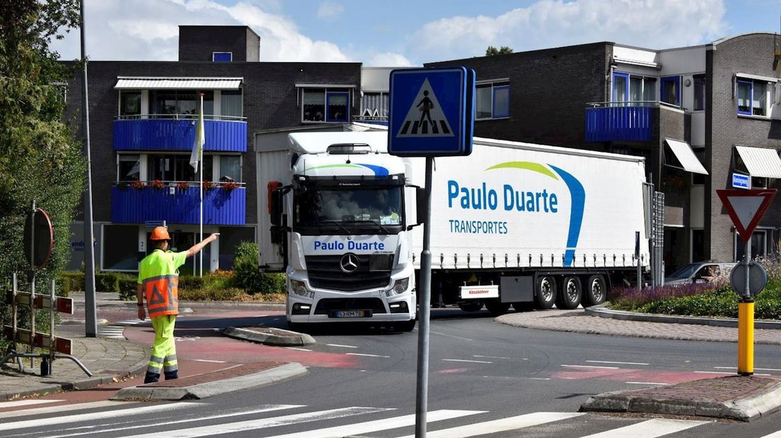 Verkeersregelaar wijst vrachtauto de weg