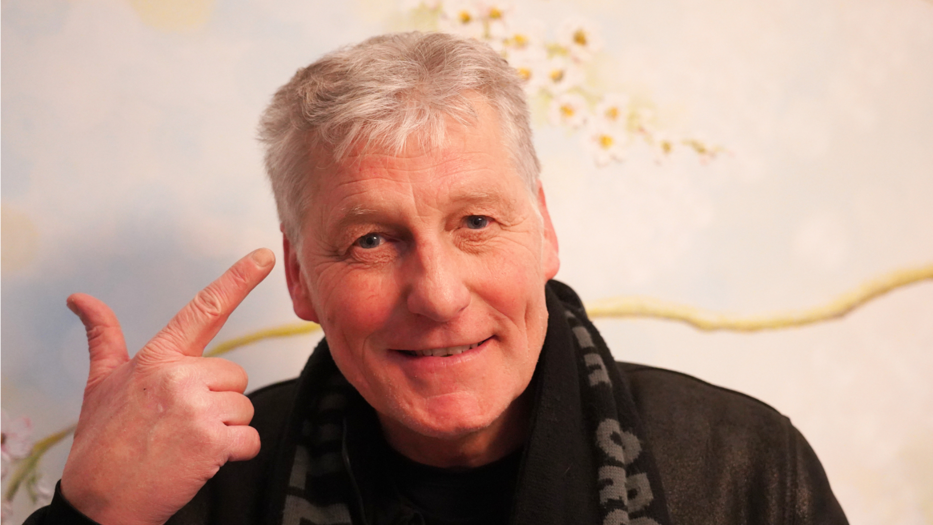 Jack Kerklaan heft zijn kenmerkende vingerpistool.