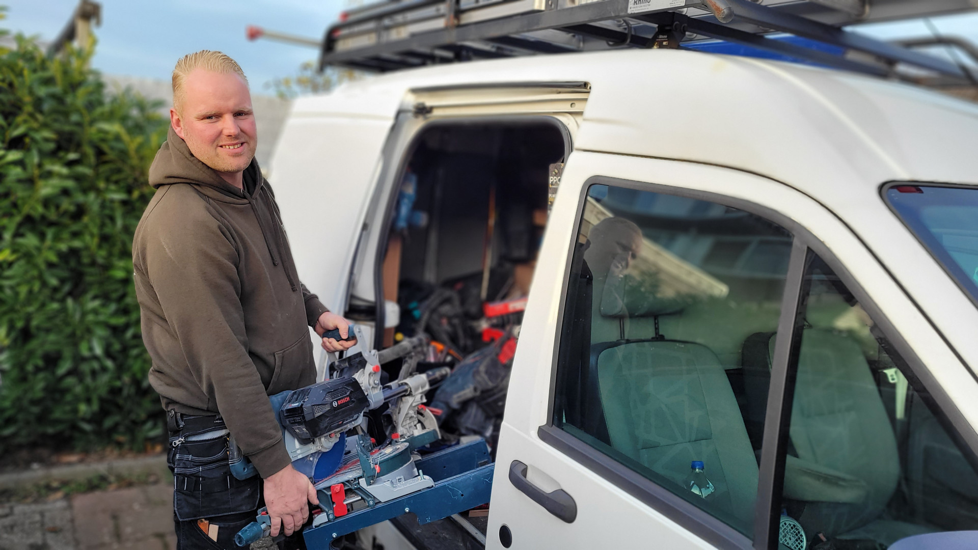 Björn Walison tilt zwaar gereedschap uit zijn bestelbusje