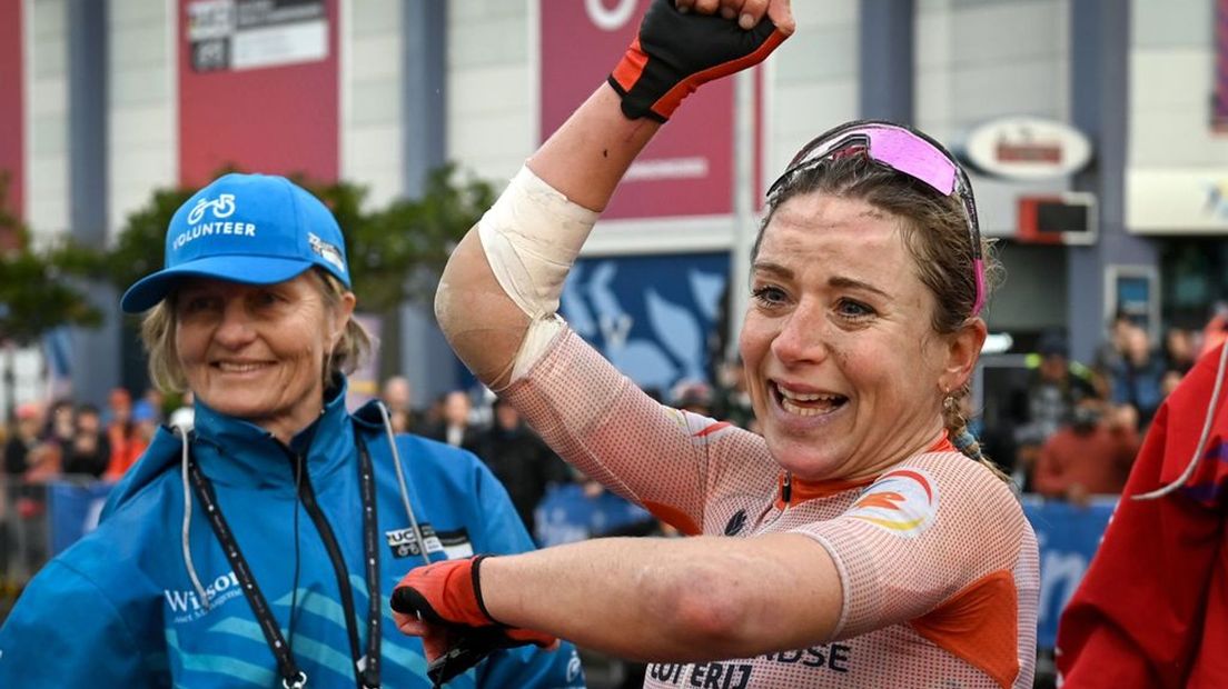 Annemiek Van Vleuten is dolblij met haar wereldtitel.