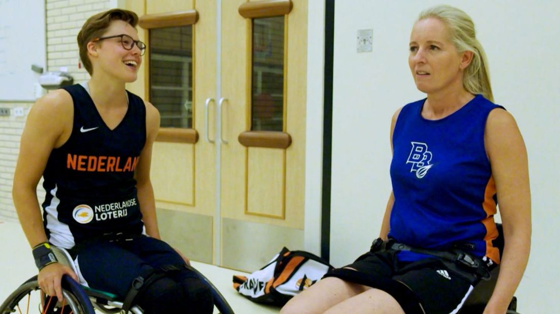 Bo Kramer (links) leert Linda rolstoelbasketballen.