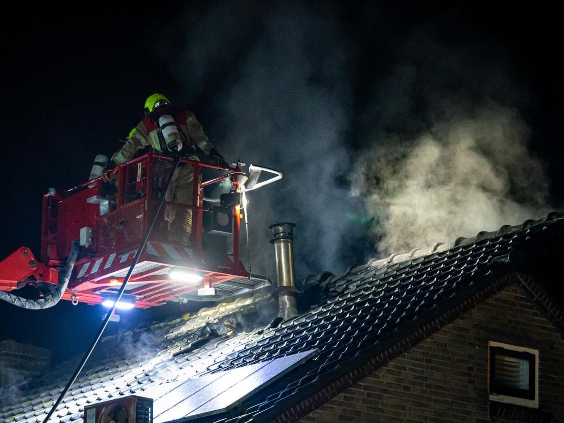 Brand in het dak van een woning in Capelle aan den IJssel