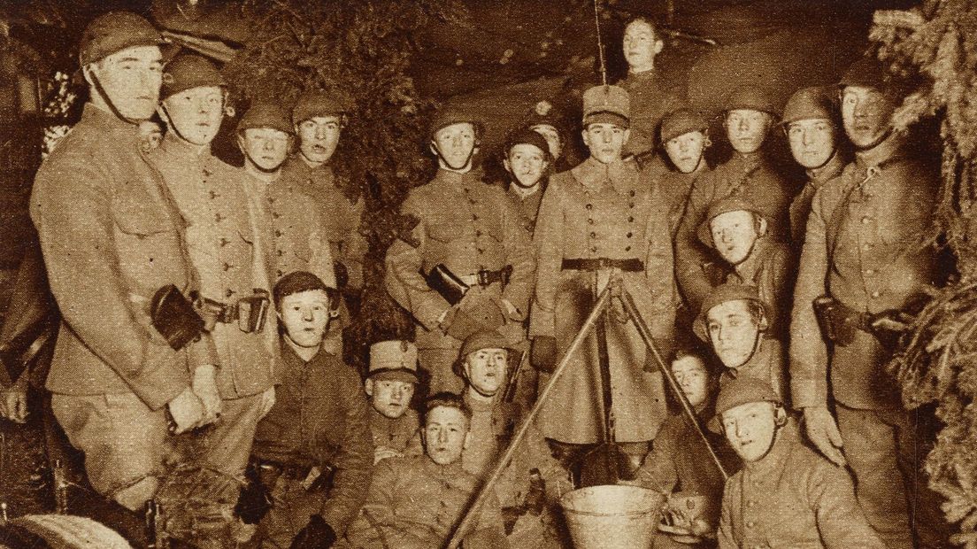 Groepsportret van de manschappen van het 1e Regiment Infanterie, 1929