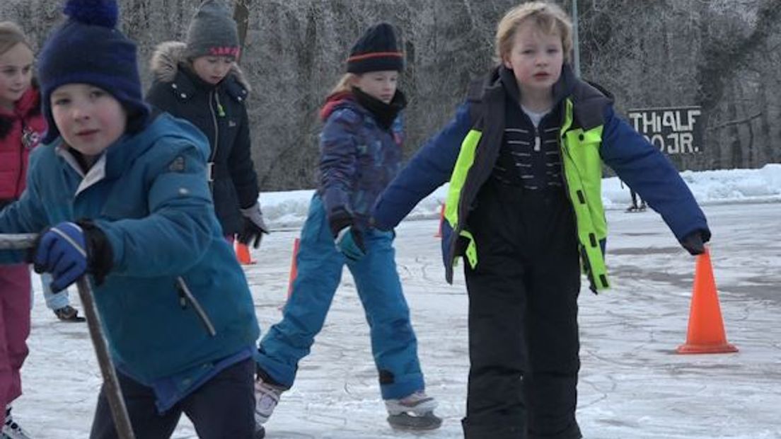 Het vroor weer goed afgelopen nacht, maar niet goed genoeg voor de schaatsliefhebber. Met -4 à -5 werd het natuurijs niet zoveel sterker dat er honderden mensen over kunnen schaatsen. Daarom moesten veel ijsmeesters vanochtend, met pijn in hun hart, concluderen dat hun ijsbaan dicht blijft.