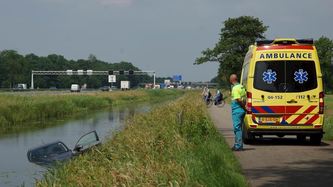 Auto in het water langs A28 bij Staphorst