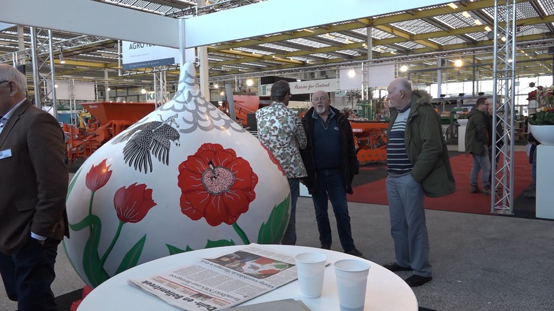 De reuzenbloembol op de Mechanisatiebeurs. 