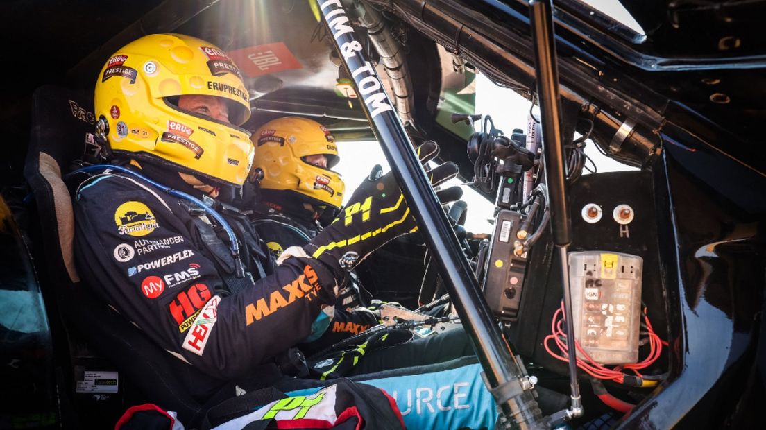 Tom Coronel (l) en Tim Coronel (r) tijdens de zesde etappe