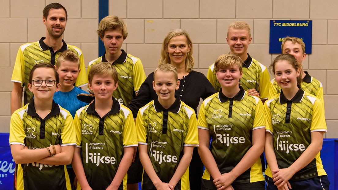Bettine Vriesekoop samen met negen trotse kinderen en Jelle-Jan Pieterse, hoofdtrainer van TTC Middelburg