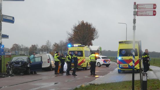 Twee gewonden naar ziekenhuis door ongeluk in Spier. Twee gewonden naar ziekenhuis door ongeluk in Spier.