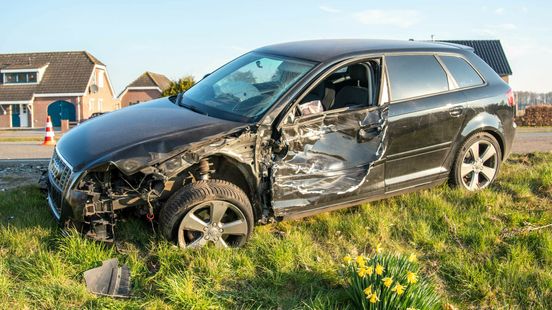 Auto in de kreukels door botsing met trekker bij Appelscha. Auto in de kreukels door botsing met trekker bij Appelscha.