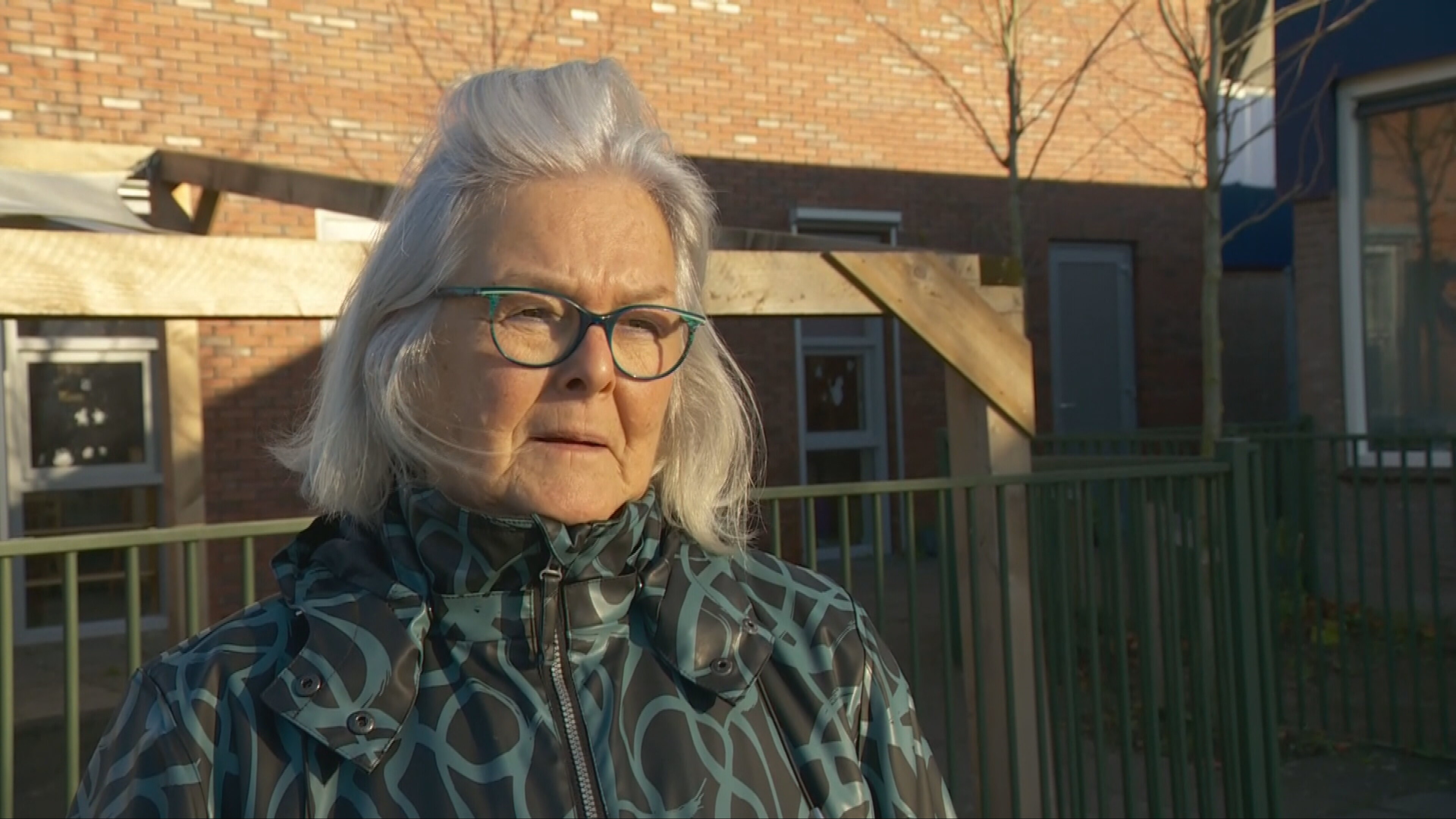 Elbrich van der Meer brengt haar kleinkinderen naar de brug