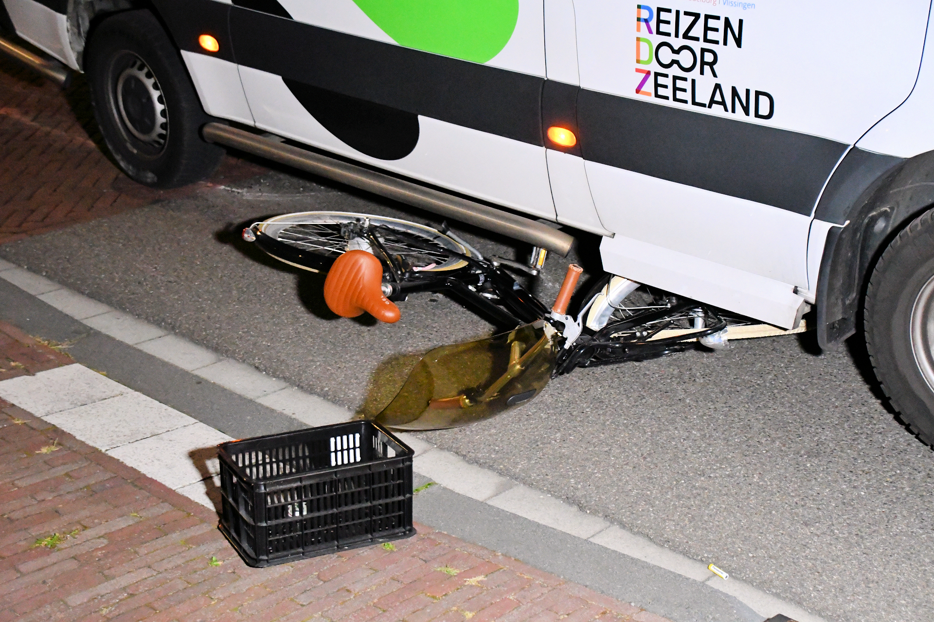 Fietser komt onder taxibus terecht in Middelburg, chauffeur mogelijk onder invloed